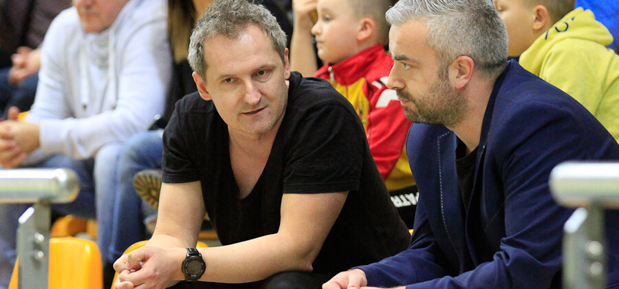 - Panie Pawle, wystarczy wygrać dwa mecze i się wychodzi ze strefy â wyjaśnia rzecznikowi Korony Dariusz Kozak