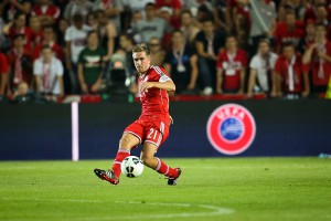 Lahm asystował przy bramce Lewego z Arsenalem
