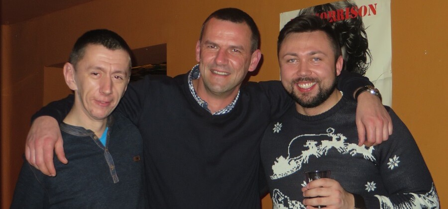 Grzegorz Kaliciak (w środku) w towarzystwie Wesołych Amigos